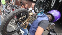Usai membeli, beberapa warga langsung tancap gas membawa sepeda ke rumah.