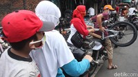 Ada yang membawa sepeda sambil memangku di atas motor.