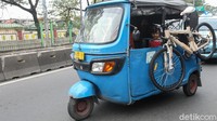 Ada pula yang menyewa bajaj untuk membawa sepeda pulang.