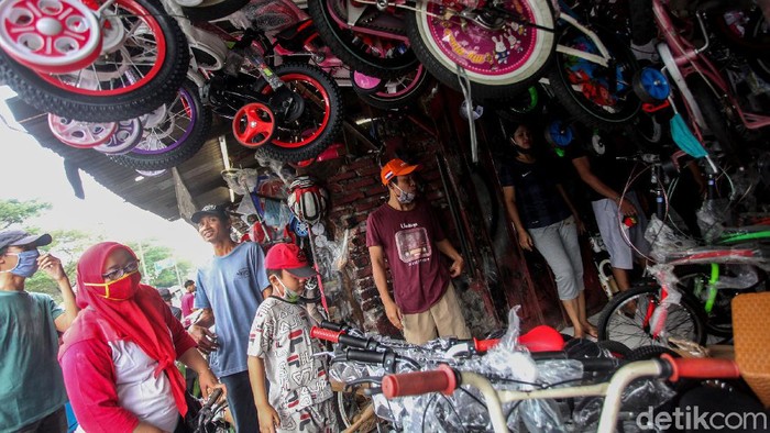 Penjualan sepeda makin hari makin laris di tengah pandemi. Salah satunya di kawasan Pasar Rumput, Jakarta. Para pembeli mulai ramai sejak siang hingga sore hari.