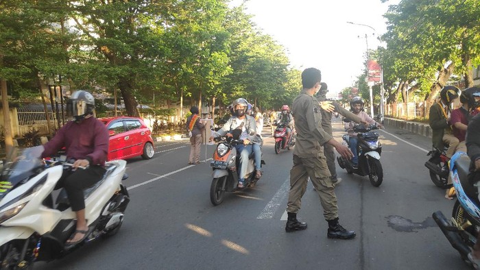 Razia masker di jalanan Makassar.