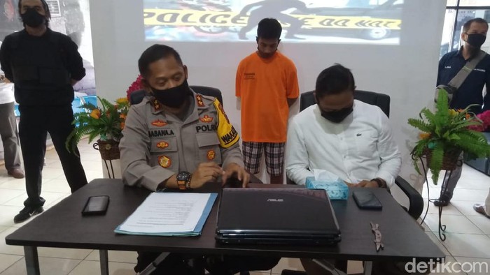 Rizaliansyah alias Rizal (30) tersangka penculikan pria idaman lain istrinya (M Risanta/detikcom)