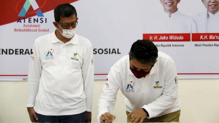 Direktur Rehabilitasi Sosial Tuna Sosial dan Korban Perdagangan Orang Kemensos RI Budi Kusumo (kacamata), mewakili Dirjen Rehsos, melakukan MOU dengan Ketua LKS Sekar, Wardoyo di Jakarta, Senin (22/6/2020). Dalam MOU tersebut Kemensos menyerahkan bantuan senilai Rp3,6 Miliar kepada LKS Sekar dan 11 Lembaga Kesejahteraan Sosial lainnya untuk penanganan warga terlantar akibat COVID-19.