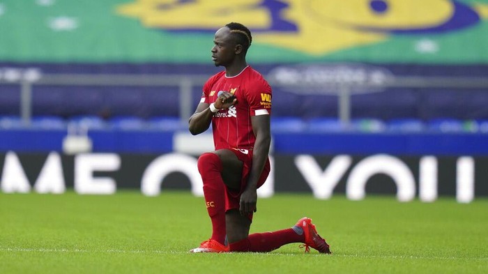 Liverpools Sadio Mane takes the knee before the English Premier League soccer match between Everton and Liverpool at Goodison Park in Liverpool, England, Sunday, June 21, 2020. (AP photo/Jon Super, Pool)