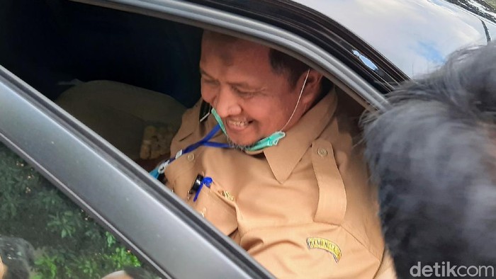 Sekda Bondowoso, Syaifullah, memenuhi panggilan polisi untuk diperiksa sebagai tersangka kasus ancaman kekerasan. Ia datang ke mapolres didampingi tim kuasa hukum.