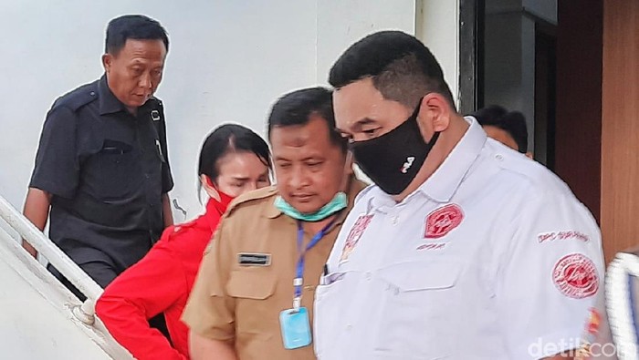 Sekda Bondowoso, Syaifullah, memenuhi panggilan polisi untuk diperiksa sebagai tersangka kasus ancaman kekerasan. Ia datang ke mapolres didampingi tim kuasa hukum.