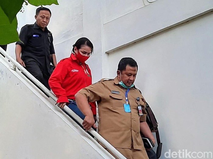 Sekda Bondowoso, Syaifullah, memenuhi panggilan polisi untuk diperiksa sebagai tersangka kasus ancaman kekerasan. Ia datang ke mapolres didampingi tim kuasa hukum.