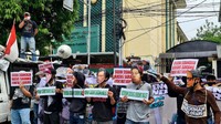Mereka menyuarakan jangan hanya Novel Baswedan saja yang boleh mencari keadilan. Sebaiknya, Novel Baswedan menghadapi kasus ini secara profesional dan tidak mencampur adukkan dengan politik. Tegakkan Keadilan !! Novel Baswedan boleh protes terhadap kasus yang menimpa dirinya sekarang, tapi biar fair Novel Baswedan juga harus menyelesaikan kasus Sarang Burung Walet, Gimana Bung Novel Baswedan?? Foto: dok. AGN