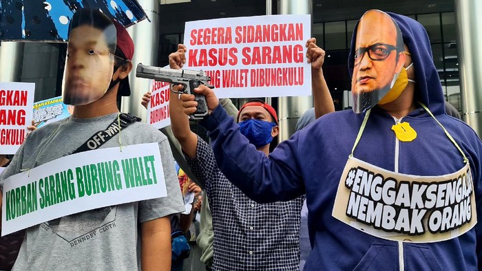 Kelompok Aktivis Gugat Novel (AGN) kembali berunjuk rasa didepan Gedung Komisi Pemberantasan Korupsi (KPK) dan mendatangi sidang di PN Jakarta Utara, Senin (22/6/2020).