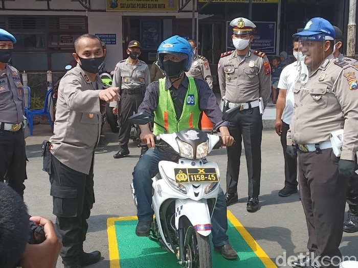 Warga Kota Kediri yang lahir pada 1 Juli mendapat pelayanan pembuatan SIM gratis. Program Polres Kediri Kota itu menyambut Hari Bhayangkara yang ke-74.