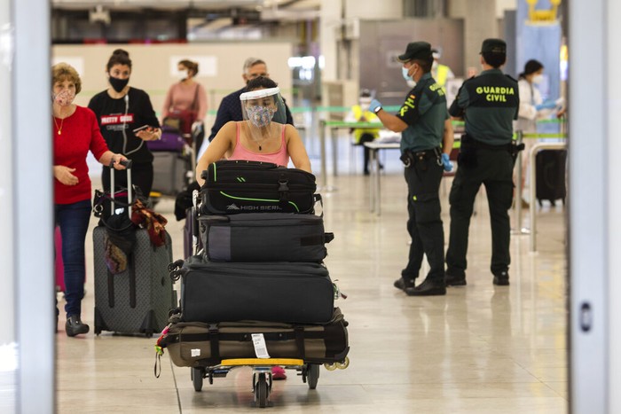 Spanyol melonggarkan pembatasan aktivitas usai sebelumnya terapkan lockdown selama beberapa bulan. Para turis asing pun kembali diizinkan masuk Negeri Matador.