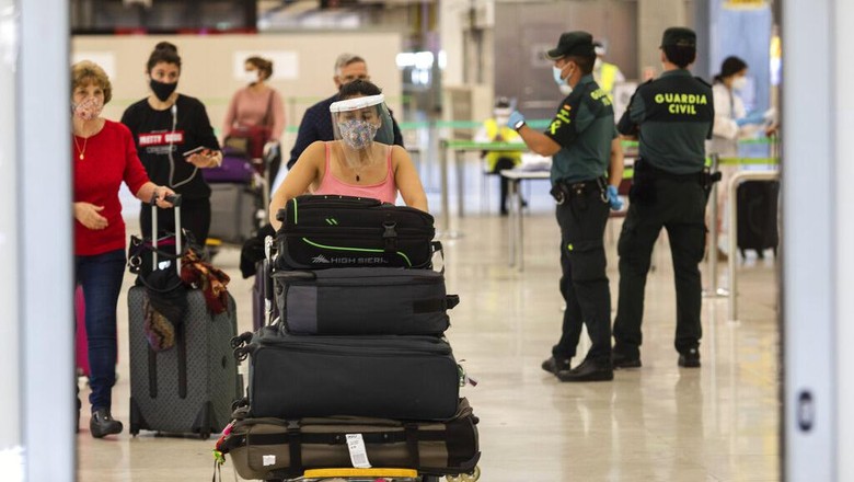 Spanyol Kembali Sambut Turis Asing Usai Lockdown Dilonggarkan Spanyol melonggarkan pembatasan aktivitas usai sebelumnya terapkan lockdown selama beberapa bulan. Para turis asing pun kembali diizinkan masuk Negeri Matador.
