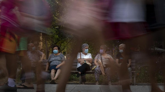 Spanyol melonggarkan pembatasan aktivitas usai sebelumnya terapkan lockdown selama beberapa bulan. Para turis asing pun kembali diizinkan masuk Negeri Matador.