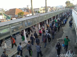 Video Antrean Penumpang KRL Mengular di Stasiun Bogor