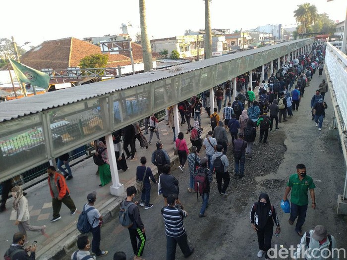 Stasiun Bogor padat pagi ini, Senin (22/6/2020).