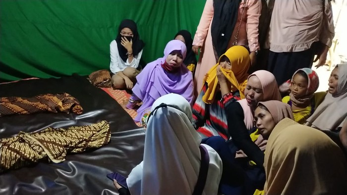 Suasana di rumah duka 2 bocah diduga dibunuh ayah tiri di Medan (Datuk Haris-detikcom)