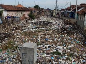 Menjijikkan! Sungai di Pasuruan Ini Penuh Sampah, Ada Kasur hingga Televisi