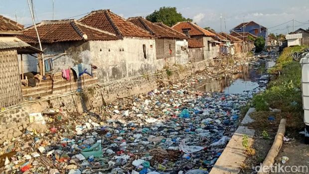 Sungai Menjijikkan di Pasuruan Ini Penuh Sampah Gegara Perilaku Warganya