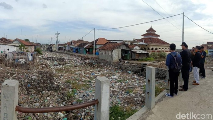 sungai penuh sampah di pasuruan