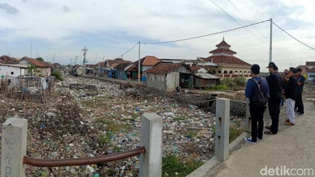 sungai penuh sampah di pasuruan