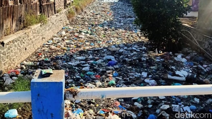 sungai penuh sampah di pasuruan