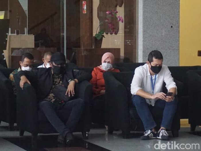 Istri Nurhadi Tin Zuraida memenuhi panggilan KPK sebagai saksi kasus suap-gratifikasi senilai Rp 46 miliar.