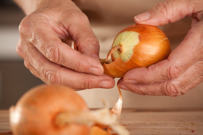 Tips mengupas kulit bawang bombai