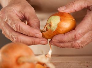 Tips Kupas Kulit Bawang Bombai dalam Hitungan Detik