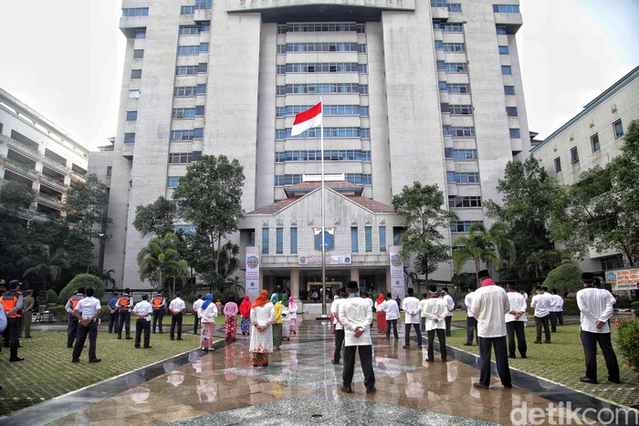 Sejumlah pegawai PNS melakuan  upacara HUT DKI Jakarta ke-493 dengan melakukan protokol kesehatan physical distancing di kawasan kantor Walikota Jakarta Utara, Senin (22/6). Upacara perdana di masa pandemi COVID-19 tersebut hanya melibatkan 50 peserta upacara dan mengutamakan ketentuan protokol kesehatan.