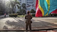 Upacara mendapat penjagaan dari petugas Satpol PP.
