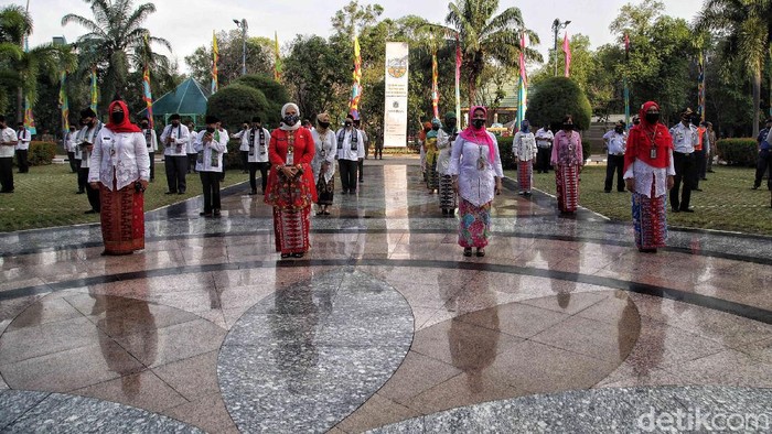 Sejumlah pegawai PNS melakuan  upacara HUT DKI Jakarta ke-493 dengan melakukan protokol kesehatan physical distancing di kawasan kantor Walikota Jakarta Utara, Senin (22/6). Upacara perdana di masa pandemi COVID-19 tersebut hanya melibatkan 50 peserta upacara dan mengutamakan ketentuan protokol kesehatan.
