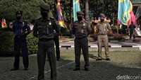 Para peserta upacara HUT ke-493 DKI Jakarta juga kompak memakai masker.