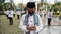 Peserta pria mengikuti upacara dengan mengenakan pakaian khas Betawi.