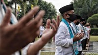 Para peserta doa bersama sebelum penutupan upacara HUT ke-493 DKI Jakarta