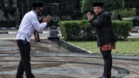 Para peserta upacara juga dilarang bersentuhan. Jabat tangan cukup dengan menelangkupkan tangan dari jarak 1 sampai 2 meter.