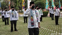 Para pegawai mengikuti upacara HUT ke-493 DKI Jakarta di Kantor Walikota Jakarta Utara, Senin (22/6/2020).
