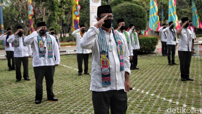 Upacara HUT DKI dengan Physical Distancing Sejumlah pegawai PNS melakuan upacara HUT DKI Jakarta ke-493 dengan melakukan protokol kesehatan physical distancing di kawasan kantor Walikota Jakarta Utara, Senin (22/6). Upacara perdana di masa pandemi COVID-19 tersebut hanya melibatkan 50 peserta upacara dan mengutamakan ketentuan protokol kesehatan.