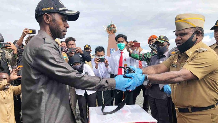 Upacara penyerahan senpi milik anggota KKSB Papua, Tendison Enumbi, yang diterima secara simbolis oleh Bupati Puncak Jaya, Yuni Wonda (Humas Puncak Jaya)