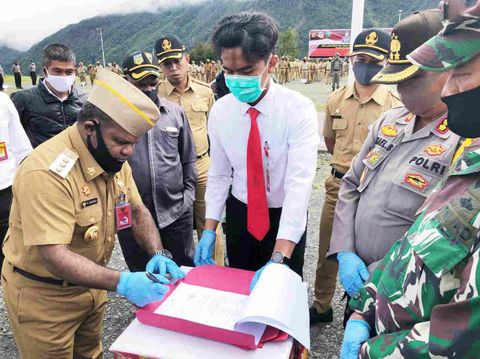 Upacara penyerahan senpi milik anggota KKSB Papua, Tendison Enumbi, yang diterima secara simbolis oleh Bupati Puncak Jaya, Yuni Wonda (Humas Puncak Jaya)