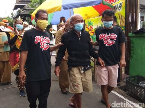 Warga menyambut kedatangan Syamsuri dari rumah sakit