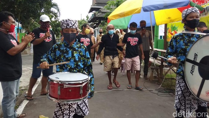 Warga menyambut kedatangan Syamsuri dari rumah sakit