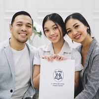 Busana bernuansa abu-abu dan putih menjadi pilihan keluarga Nola B3 untuk momen kelulusan Naura.  Bergaya preppy, Nola memakai blazer abu-abu, begitu pula sang suami, Baldy. Selamat masuk SMA nak...walau ga ada acara graduation di sekolah dan ga ketemu teman2 untuk merayakan kelulusan dan perpisahan tapi tetap harus bersyukur yaa.., tulis Nola. (Foto: Instagram/@riafinola)