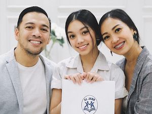 Adu Gaya 9 Artis Dampingi Anak Wisuda Online, Siapa Paling Kece?