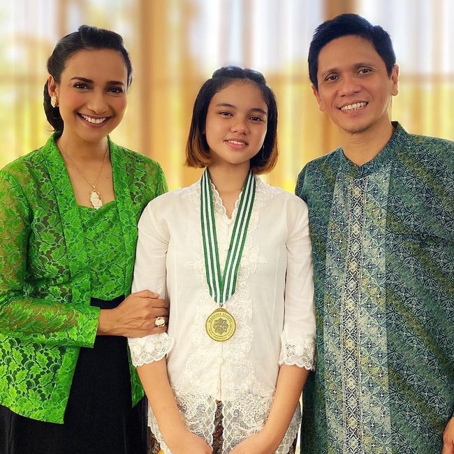 Pasangan artis Shahnaz Haque dan Gilang Ramadhan tampil kompak dengan busana bernuansa Indonesia ketika putri mereka, Mieke, diwisuda secara virtual. Shahnaz tampak ayu dengan kebaya kutu baru berwarna hijau. (Foto: Instagram/@shahnaz.haque)
