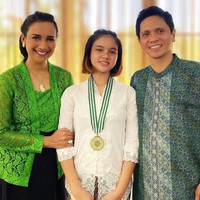 Pasangan artis Shahnaz Haque dan Gilang Ramadhan tampil kompak dengan busana bernuansa Indonesia ketika putri mereka, Mieke, diwisuda secara virtual. Shahnaz tampak ayu dengan kebaya kutu baru berwarna hijau. (Foto: Instagram/@shahnaz.haque)