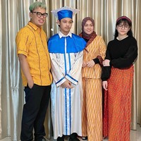 Nino Kuya, putra dari Uya dan Astrid Kuya juga lulus SMP tahun ini. Untuk sesi foto di rumah, Astrid memilih blazer kuning bermotif tenun dari IKAT Indonesia by Didiet Maulana. Uya Kuya juga tak mau kalah tampil bold dengan kemeja kuning cerahnya. (Foto: Instagram/@astridkuya)