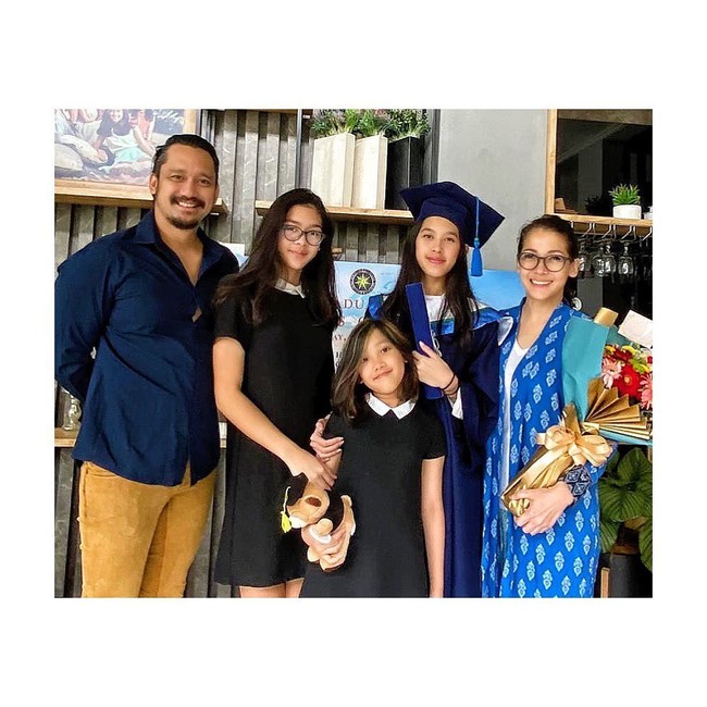 Mieke Amalia memillih outerwear biru yang senada dengan jubah wisuda putrinya, Queena Miendra. Suami Mieke, Tora Sudiro, juga tampil senada dengan kemeja biru. (Foto: Instagram/@mieke_amalia)