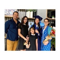 Mieke Amalia memillih outerwear biru yang senada dengan jubah wisuda putrinya, Queena Miendra. Suami Mieke, Tora Sudiro, juga tampil senada dengan kemeja biru. (Foto: Instagram/@mieke_amalia)