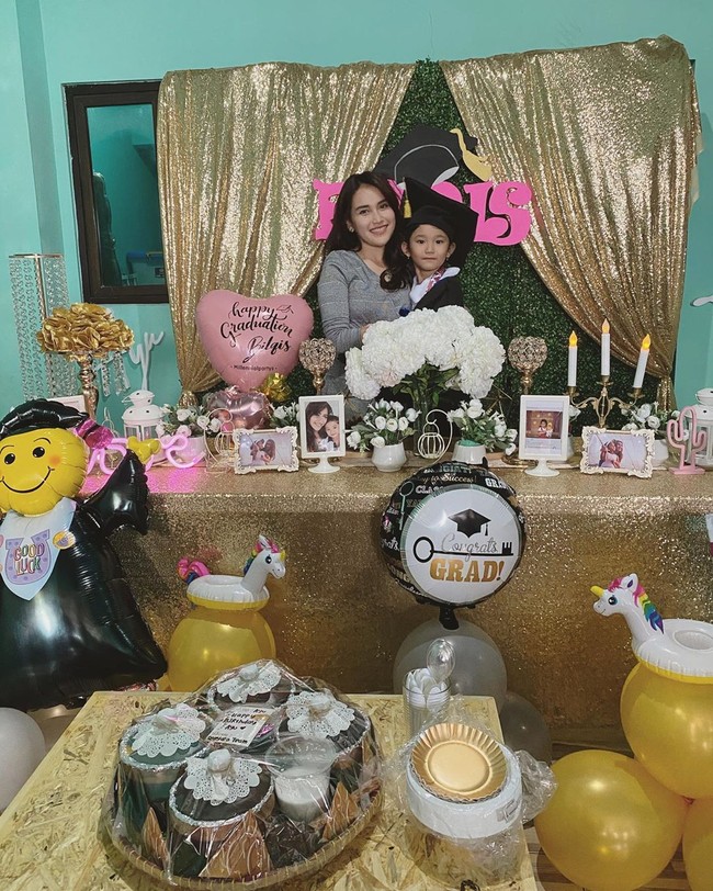 Inilah penampilan Ayu Tingting saat merayakan acara kelulusan putrinya, Bilqis. Dress abu-abu menjadi pilihan sang penyanyi dangdut di momen istimewa tersebut. (Foto: Instagram/@ayutingting92)