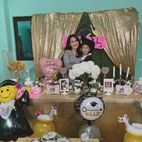 Inilah penampilan Ayu Tingting saat merayakan acara kelulusan putrinya, Bilqis. Dress abu-abu menjadi pilihan sang penyanyi dangdut di momen istimewa tersebut. (Foto: Instagram/@ayutingting92)